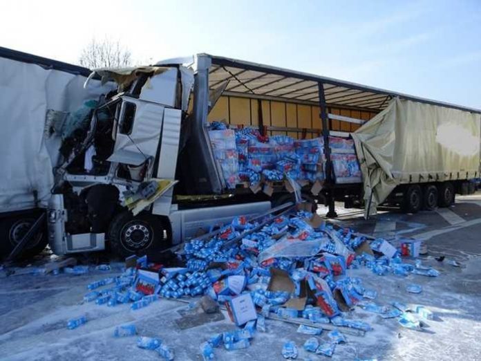 Schwerer Lkw-Auffahrunfall auf der Autobahn