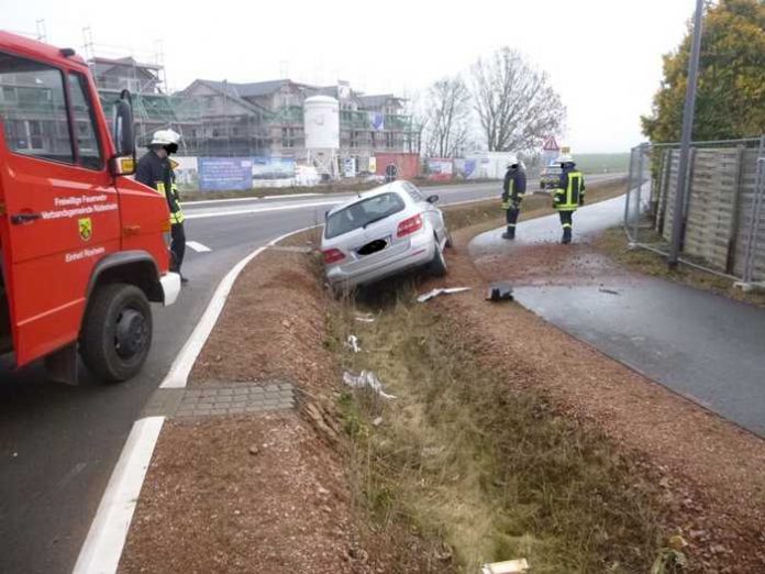 Der verunfallte Pkw im Straßengraben