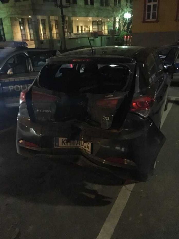 Unfall Kreuzstraße - PKW kracht gegen Laterne Unfall Kreuzstraße - PKW kracht gegen Laterne