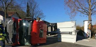 Ein tonnenschwerer Lkw ist am Mittwoch auf dem Parkplatz des Freizeitbads umgekippt.