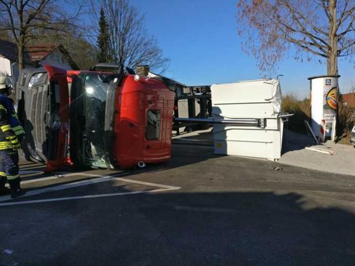 Ein tonnenschwerer Lkw ist am Mittwoch auf dem Parkplatz des Freizeitbads umgekippt. Ein tonnenschwerer Lkw ist am Mittwoch auf dem Parkplatz des Freizeitbads umgekippt.
