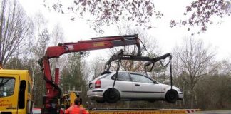 Beanstandeter Pkw wird abtransportiert