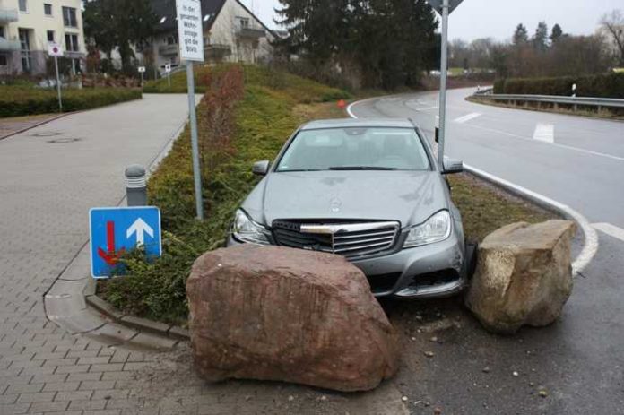 Verunfallter PKW in Endstellung