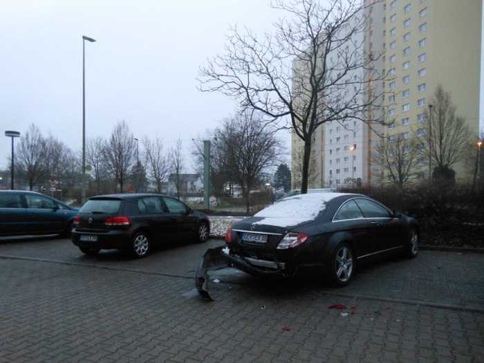 Unfallflucht nach Beschädigung dieses Mercedes - Wer hat etwas gesehen?