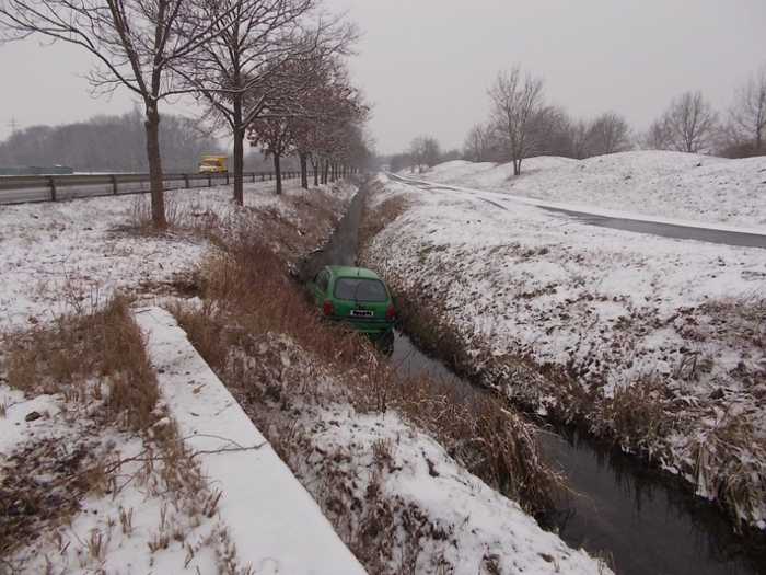 Verunfallter Opel Corsa im Wassergraben neben der L532