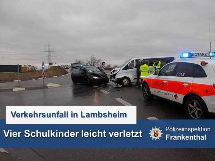 Verkehrsunfall mit Schulbus