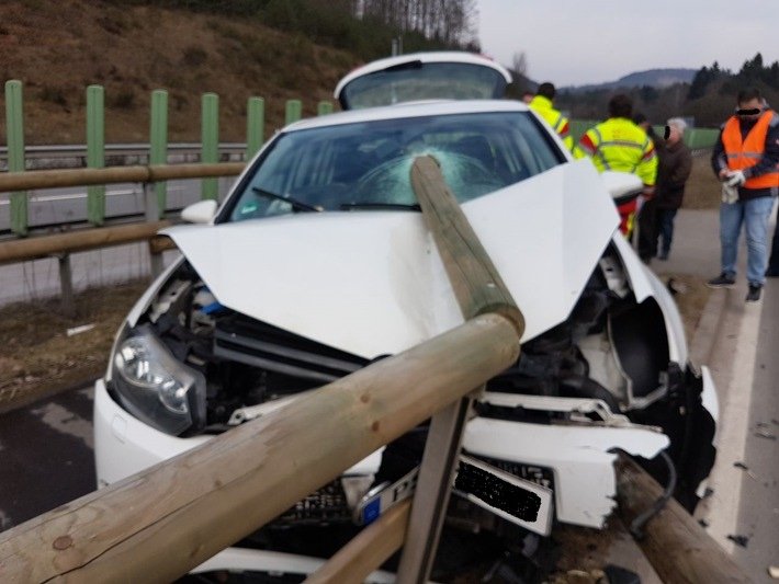 Unfall mit Holzpfahl - Verursacher flüchtet