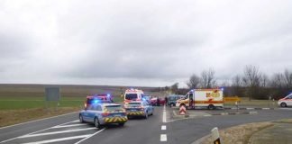 Übersicht Unfallstelle - Polizei und Rettungskräfte im Einsatz