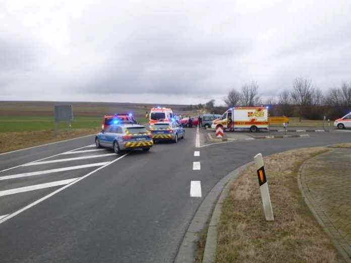 Übersicht Unfallstelle - Polizei und Rettungskräfte im Einsatz Übersicht Unfallstelle - Polizei und Rettungskräfte im Einsatz