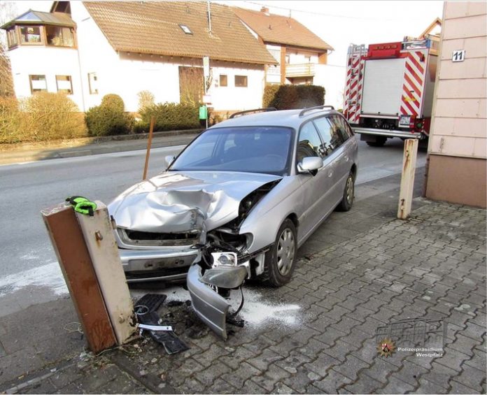 Der Pkw kam von der Fahrbahn ab und krachte gegen einen Eisenpfosten. Dabei wurde der Wagen total beschädigt und der Fahrer leicht verletzt.