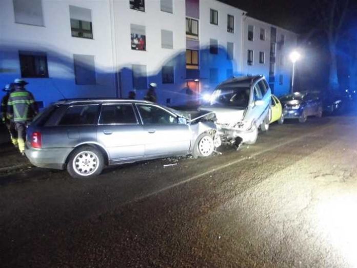 Verkehrsteilnehmer beschädigt bei Unfall sechs geparkte Autos.