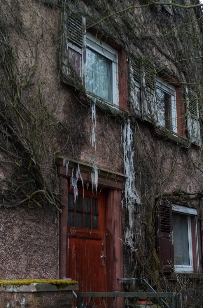 Wegen des kalten Wetters bildeten sich bei dem Wasserrohrbruch bereits Eiszapfen an der Hausfassade.