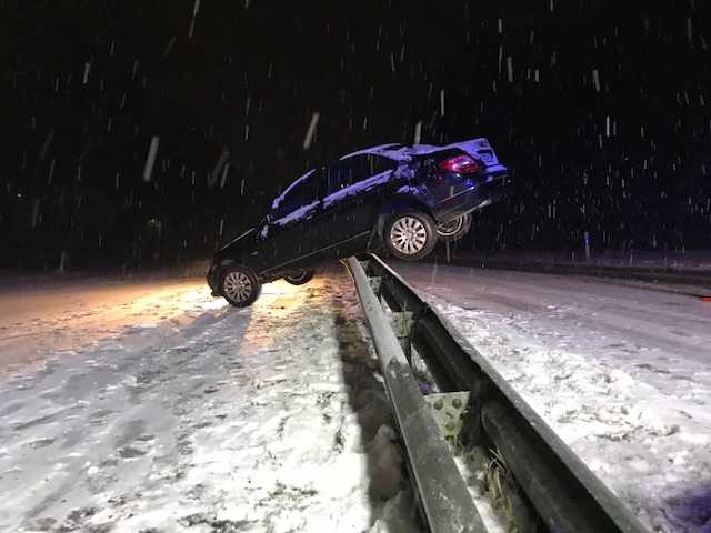 Ein Verkehrsteilnehmer verlor die Kontrolle über sein Fahrzeug und rutschte quer auf die Mittelleitplanke.