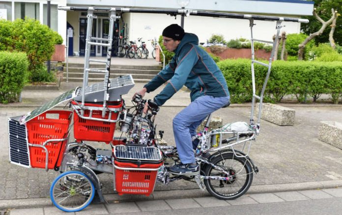 Starke Idee: Transport solar- und muskelbetrieben mit dem Lastenesel aus Eigenproduktion. (Foto: Spezialradmesse)