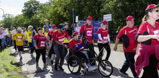 Menschen mit und ohne Behinderung bilden Tandems beim Inklusionslauf als etablierter Bestandteil des Baden-Marathons in Karlsruhe. (Foto: Stadt Karlsruhe)