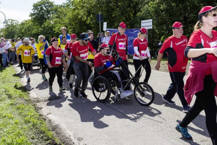 Menschen mit und ohne Behinderung bilden Tandems beim Inklusionslauf als etablierter Bestandteil des Baden-Marathons in Karlsruhe. (Foto: Stadt Karlsruhe)