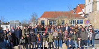 Die Austauschschüler gemeinsam mit Bürgermeister Lothar Lorch, dem Ersten Beigeordneten Tobias Meyer und den betreuenden Lehrerinnen und Lehrern. (Foto: Gemeindeverwaltung Haßloch)