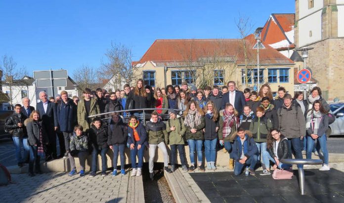 Die Austauschschüler gemeinsam mit Bürgermeister Lothar Lorch, dem Ersten Beigeordneten Tobias Meyer und den betreuenden Lehrerinnen und Lehrern. (Foto: Gemeindeverwaltung Haßloch) Die Austauschschüler gemeinsam mit Bürgermeister Lothar Lorch, dem Ersten Beigeordneten Tobias Meyer und den betreuenden Lehrerinnen und Lehrern. (Foto: Gemeindeverwaltung Haßloch)