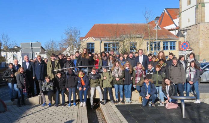 Die Austauschschüler gemeinsam mit Bürgermeister Lothar Lorch, dem Ersten Beigeordneten Tobias Meyer und den betreuenden Lehrerinnen und Lehrern. (Foto: Gemeindeverwaltung Haßloch)