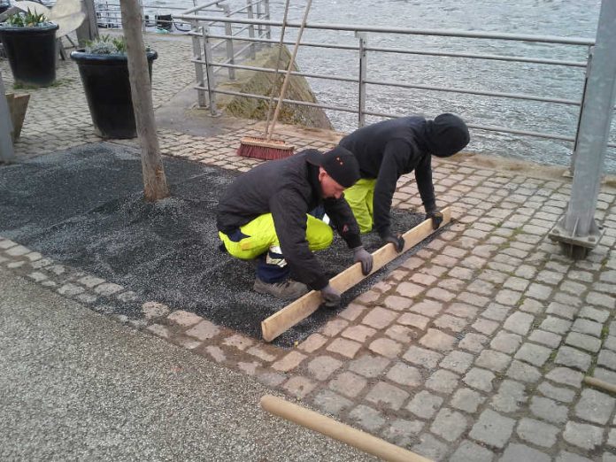 Bunt bepflanzte Kübel Hindenburganlage