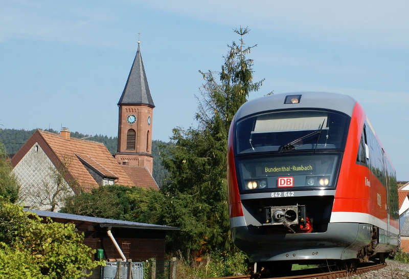 Auch in der Saison 2018 fährt der beliebte Bundenthaler ins Dahner Felsenland. Zum Einsatz kommt ein klimatisierter Triebwagen der DB Regio AG (Foto: Fritz Engbarth)