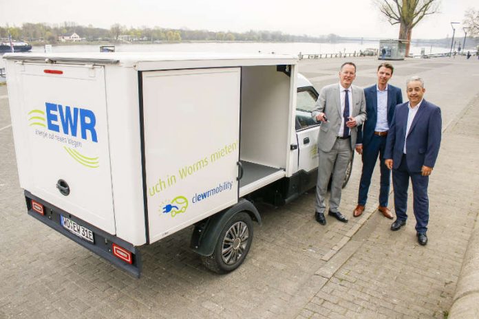 Oberbürgermeister Michael Ebling, Mainzer Stadtwerke-Vorstand Dr. Tobias Brosze und EWR-Vorstand Stephan Wilhelm vor dem E-Transporter StreetScooter. (Foto: hbz/Stefan Sämmer)