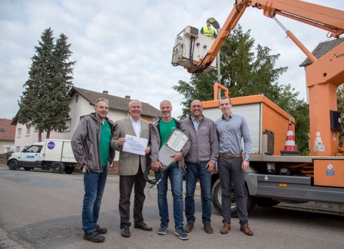 Erik Emmerich (EWR), Karl-Heinz Greb (Vorstand des Energie- und Servicebetriebs Wörrstadt (ESW)), Markus Hahn, Hubert Anthes (beide EWR) und Dennis Sartorius (Betriebsführung ESW) begutachten den Start der Arbeiten in Saulheim. (Foto: EWR AG)