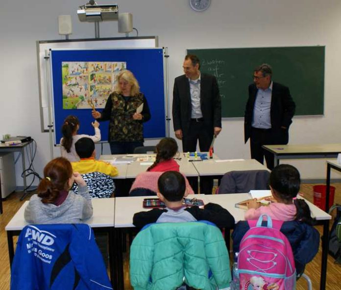 Landrat Dietmar Seefeldt und der für Schulen zuständige Kreisbeigeordnete Bernd E. Lauerbach beim Besuch eines Feriensprachkurses der Kreisvolkshochschule im Staufer-Schulzentrum Annweiler.