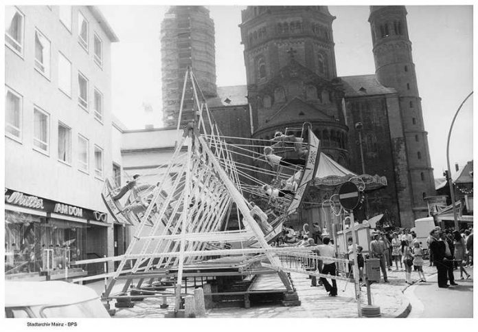 Schiffschaukeln auf dem Liebfrauenplatz,