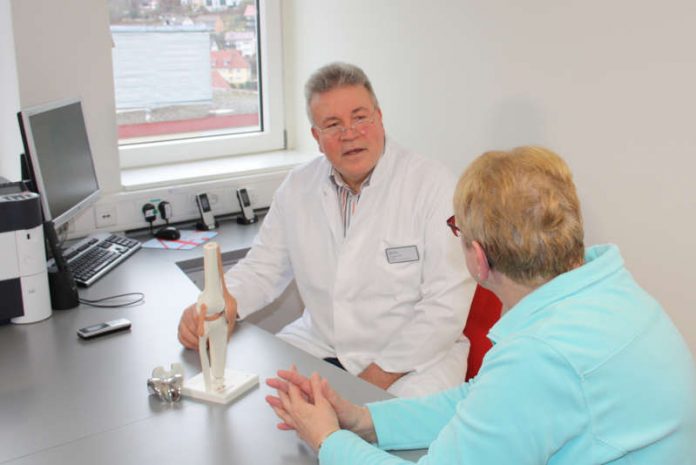 Dr. Martin Stark im Gespräch mit einer Patientin (Foto: GRN / Situation nachgestellt)