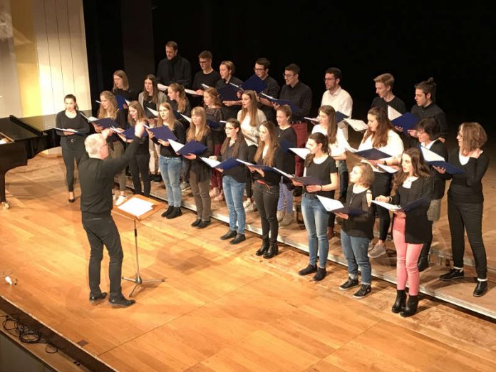 Unter Leitung von Volker Christ musiziert der Junge Kammerchor Pirmasens am Immanuel-Kant-Gymnasium zusammen mit den „Young Vocals“ und dem Kammerorchester der städtischen Musikschule Heidelberg in der Johanneskirche am Exe. (Foto: Veranstalter)