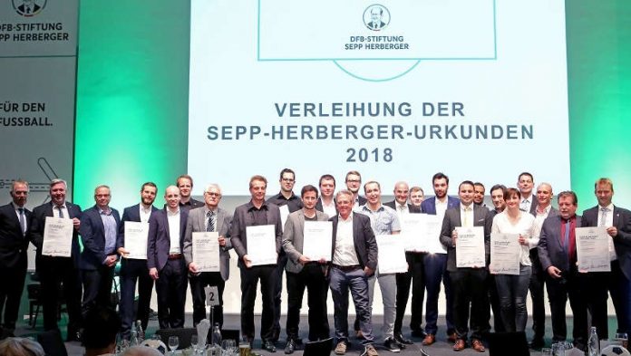 Stolze Preisträger bei der Verleihung der Sepp-Herberger-Urkunden. (Foto: Carsten Kobow)