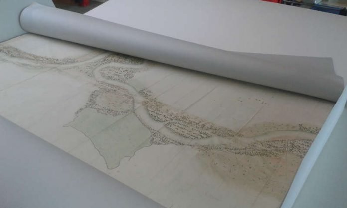 Handgezeichnete Karte des Rheinlaufs zwischen Altrip und Worms aus dem Jahr 1820 in ihrer geöffneten Schutzverpackung (Signatur: LBZ/PLB Speyer, Kt 6184)