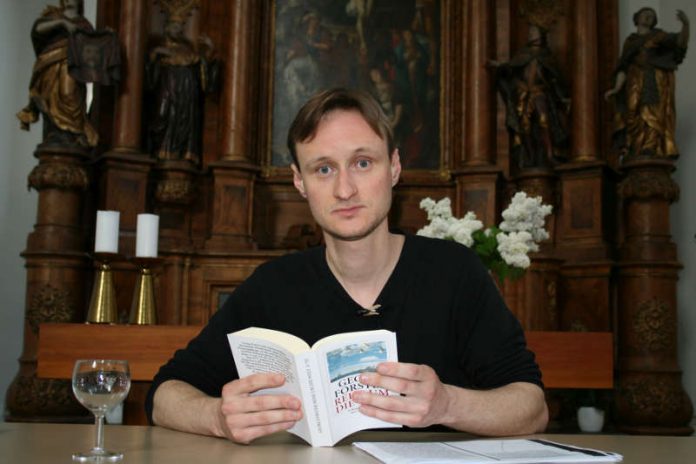Sebastian Brandes liest Georg Forster. (Foto: Armin Thomas)