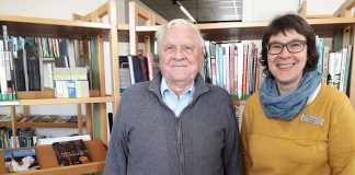 Wolfgang Vater mit Bibliotheksleiterin Stephanie Koch. (Foto: Stadtverwaltung Weinheim)