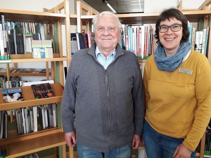 Wolfgang Vater mit Bibliotheksleiterin Stephanie Koch. (Foto: Stadtverwaltung Weinheim)
