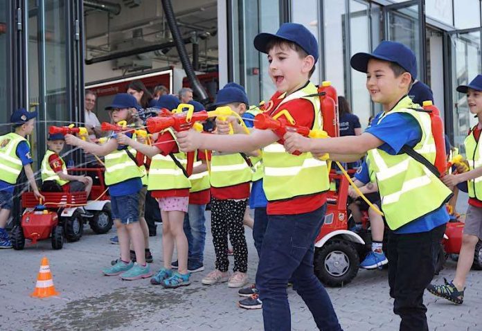 Löscheinsatz für die Nachwuchs-Feuerwehrmannschaft (Foto: Stadt Mannheim)