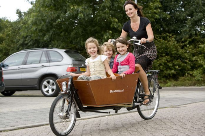 Auf der Cargobike Roadshow zu sehen: das Bakfiets-Modell (Foto: cargobike.jetzt)