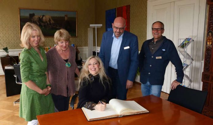 Anke Helfrich beim Eintrag ins Goldene Buch (Foto: Stadt Weinheim)