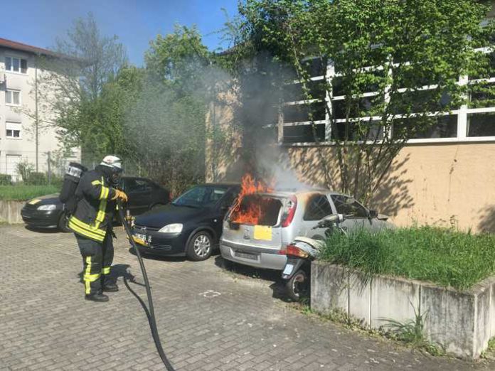 Auto brennt in der Händelstraße aus Foto: Sven Lillig Auto brennt in der Händelstraße aus Foto: Sven Lillig