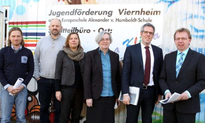 Landrat Christian Engelhardt (2 v. rechts) im Jahr 2016 gemeinsam mit Bürgermeister Mathias Baaß (rechts) bei einem Besuch der 