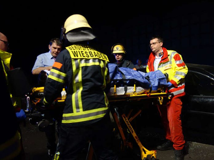 Beim Zusammenstoß von zwei PKW wurden vier Personen teilweise schwer verletzt. (Foto: Feuerwehr Wiesbaden)