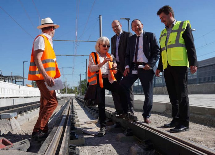 Erster Bürgermeister und ÖPNV-Dezernent Christian Specht besichtigt gemeinsam mit Marcus Geithe, Geschäftsführer der MV Mannheimer Verkehr und Gunnar Straßburger, rnv Betriebsleiter Infrastruktur, die Bauarbeiten am Bahnhof Rheinau. (Foto: Stadt Mannheim)