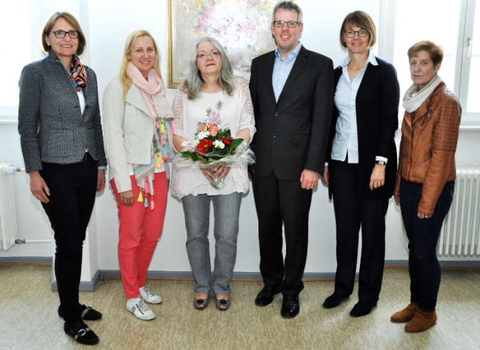 Karin Berger-Spengler (3.v.l.) wurde verabschiedet von (v.l.) Dr. Sabine Güssow, Erste Kreisbeigeordnete Diana Stolz, Landrat Christian Engelhardt, Barbara Hoffbauer sowie Sonja Kröner-Mews. (Foto: Kreis Bergstraße)