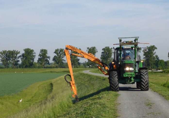 Ein Mähfahrzeug der RP-Deichmeisterei in Biebesheim im Einsatz auf einem Deich. (Foto: RP Darmstadt)