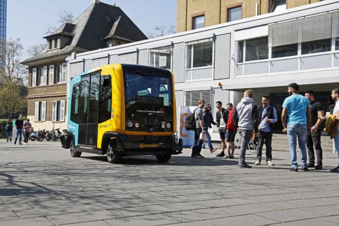 Testfahrzeug auf dem Gelände der UAS (Foto: Stadt Frankfurt / Tim Ullmann) Testfahrzeug auf dem Gelände der UAS (Foto: Stadt Frankfurt / Tim Ullmann)