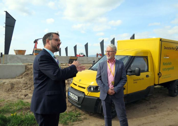 OB Weigel und Jörg Bahls, Leiter der Postniederlassung Mainz (Foto: Stadtverwaltung Neustadt)