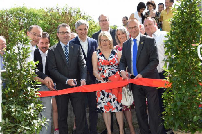 Nachdem das rote Eingangsband durchschnitten wurde, war der Weg zur Besichtigung der neuen Sporthalle frei. (Foto: Stadtverwaltung Sinsheim) Nachdem das rote Eingangsband durchschnitten wurde, war der Weg zur Besichtigung der neuen Sporthalle frei. (Foto: Stadtverwaltung Sinsheim)