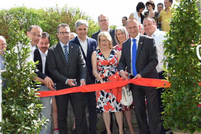 Nachdem das rote Eingangsband durchschnitten wurde, war der Weg zur Besichtigung der neuen Sporthalle frei. (Foto: Stadtverwaltung Sinsheim)