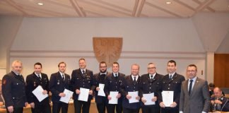 Oberbürgermeister Jörg Albrecht beglückwünscht die neuen Kommandanten und ihre Stellvertreter, deren Wahl aktuell von den Stadträten bestätigt worden ist. (Foto: Stadtverwaltung Sinsheim)